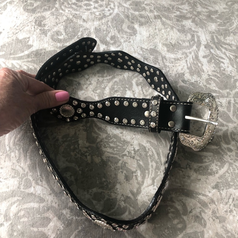 Genuine black leather western style belt w/silver buckle & bling. Size M. Cute!
